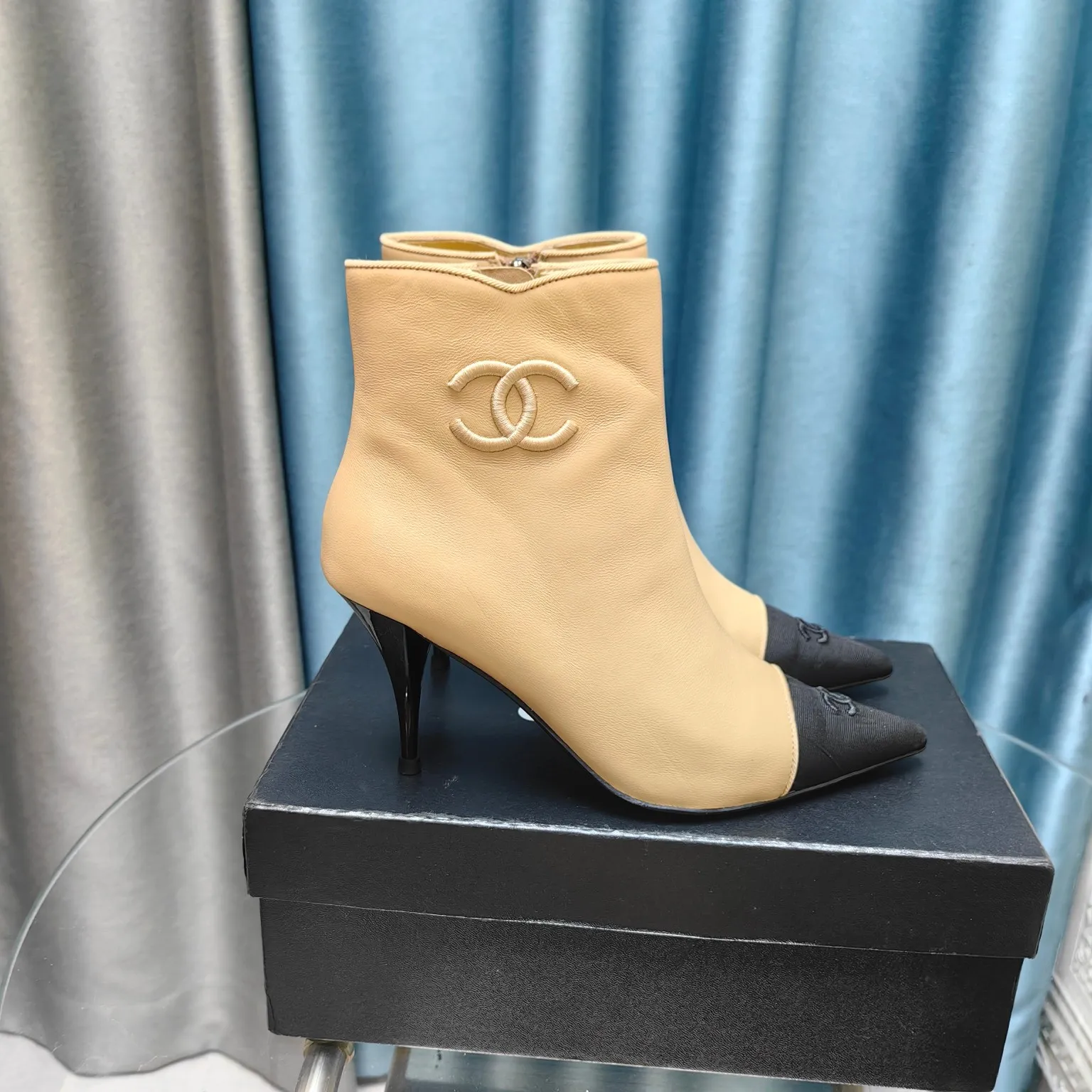 👟👟Ex-factory price 700👟👟Chanel 24B new pointed toe double C embroidered short boots Super handsome shoe shape😎 Cowhide upper, sheepskin lining, genuine leather outsole, 8cm heel height, Size: 35-39, other sizes can be customized